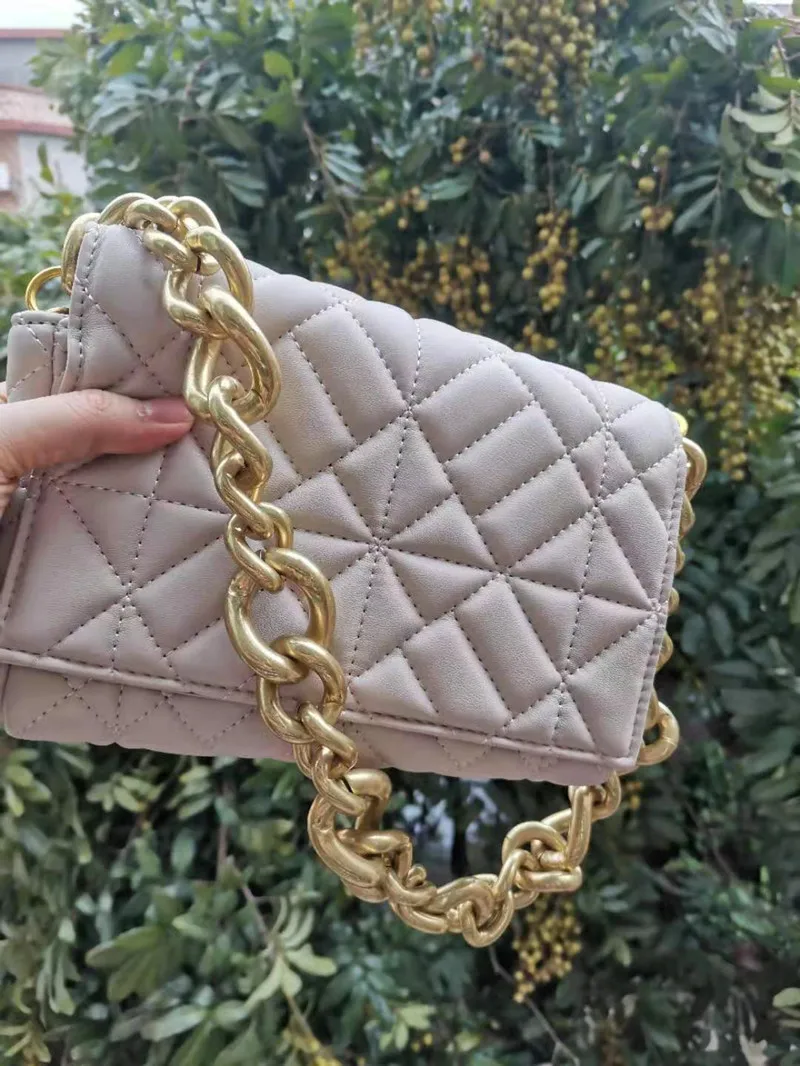 Женские дизайнерские сумки на металлической цепочке брендовые через плечо для