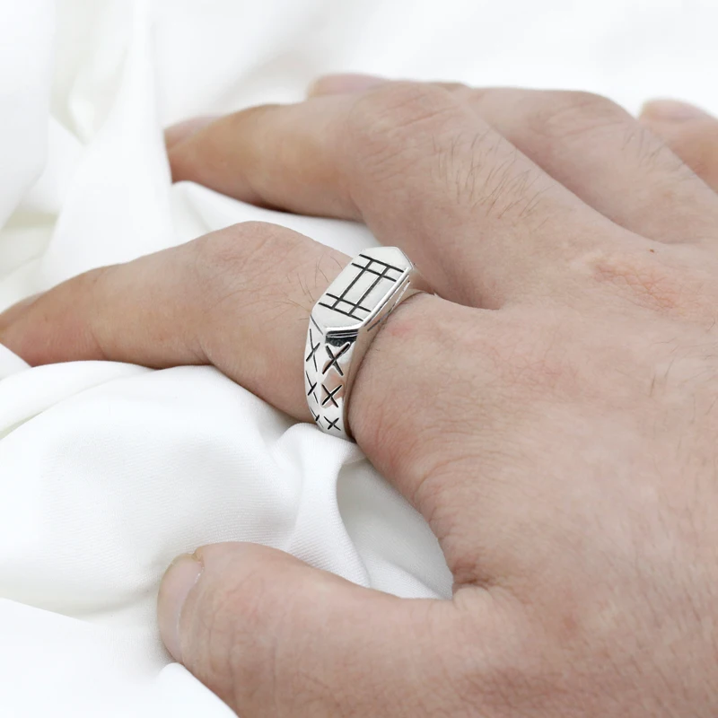 Мужское кольцо из серебра 925 пробы винтажное прямоугольное клетчатое