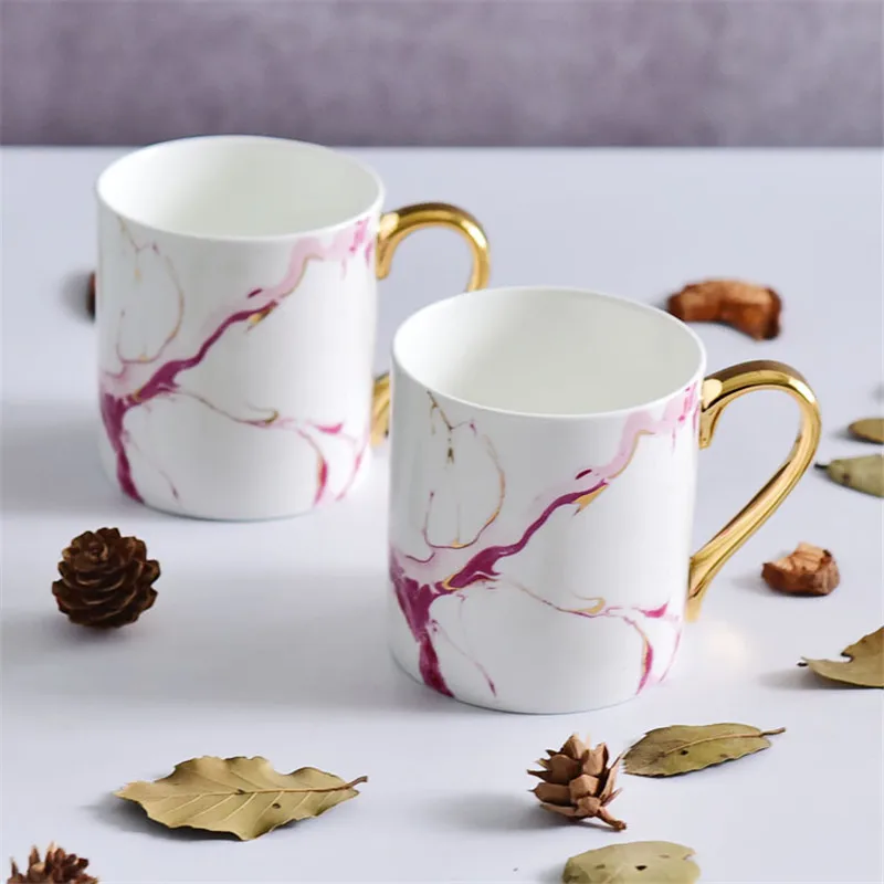 Кружка из костяного фарфора с золотистой ручкой Мраморная наклейка кофейная