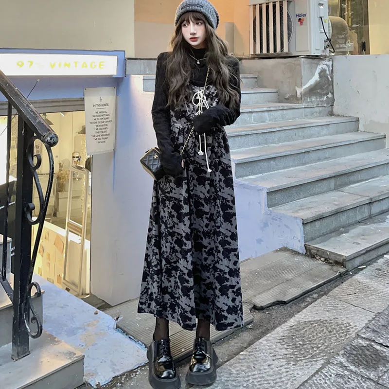 

2021 new long-sleeved lace half-high collar bottoming shirt +V-neck waist design velvet sling dress