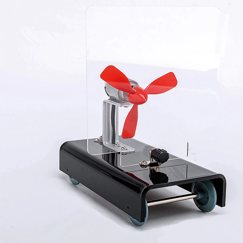 Экшн и реакция маленького автомобиля использование ветра Аэродинамика