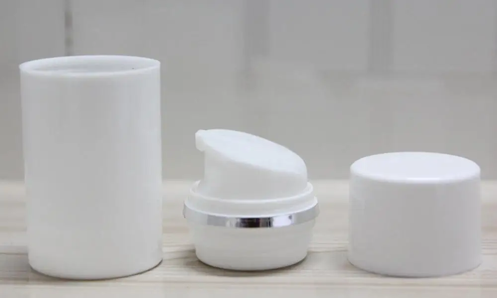 Белая пластиковая безвоздушная бутылка 30 мл с серебряной линией белой крышкой