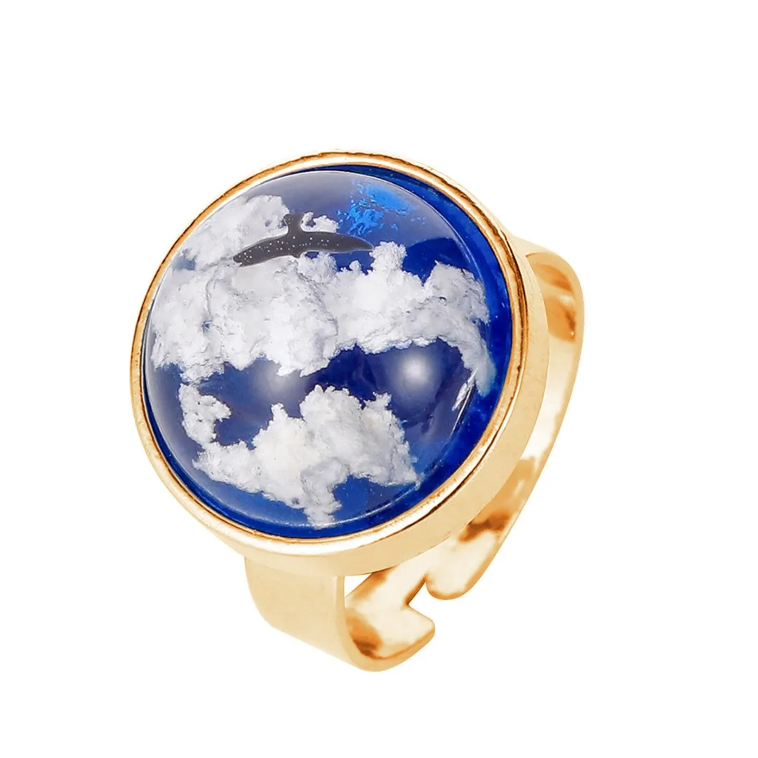 Геометрические круглые кольца в форме капли белого облака голубого неба