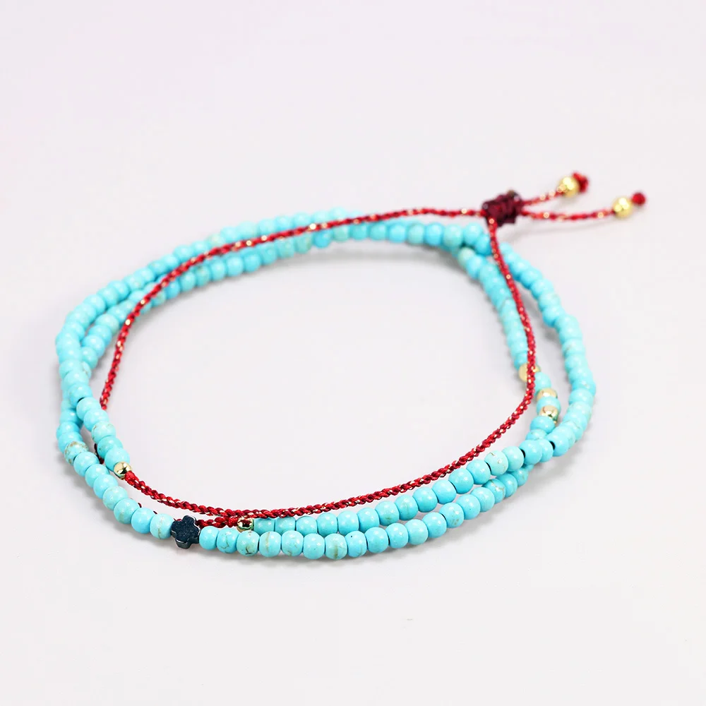 Женский многослойный браслет с бусинами и крестиком из красных нитей