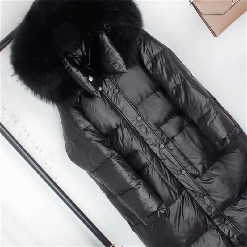 Женский длинный пуховик на молнии облегающий черный с меховым воротником и