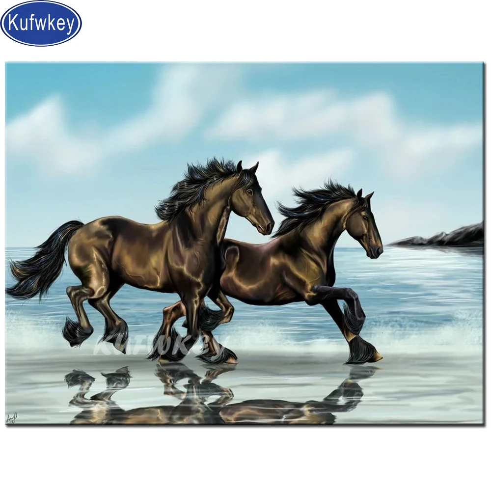 Алмазная живопись с изображением черной лошади бегущей на пляже полноразмерная