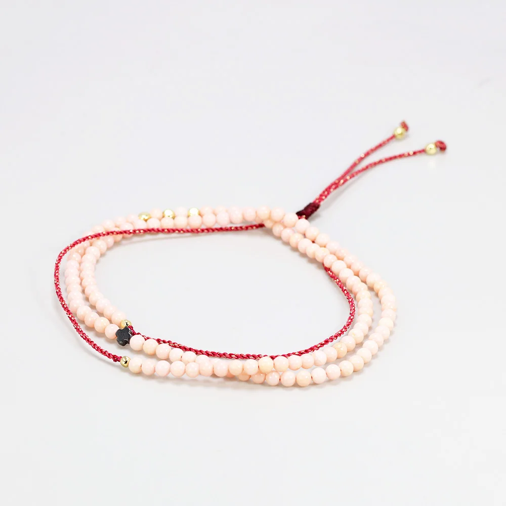 Женский многослойный браслет с бусинами и крестиком из красных нитей