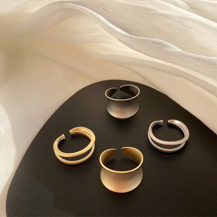 Комплект колец из двух предметов с широкими золотыми кольцами для женщин