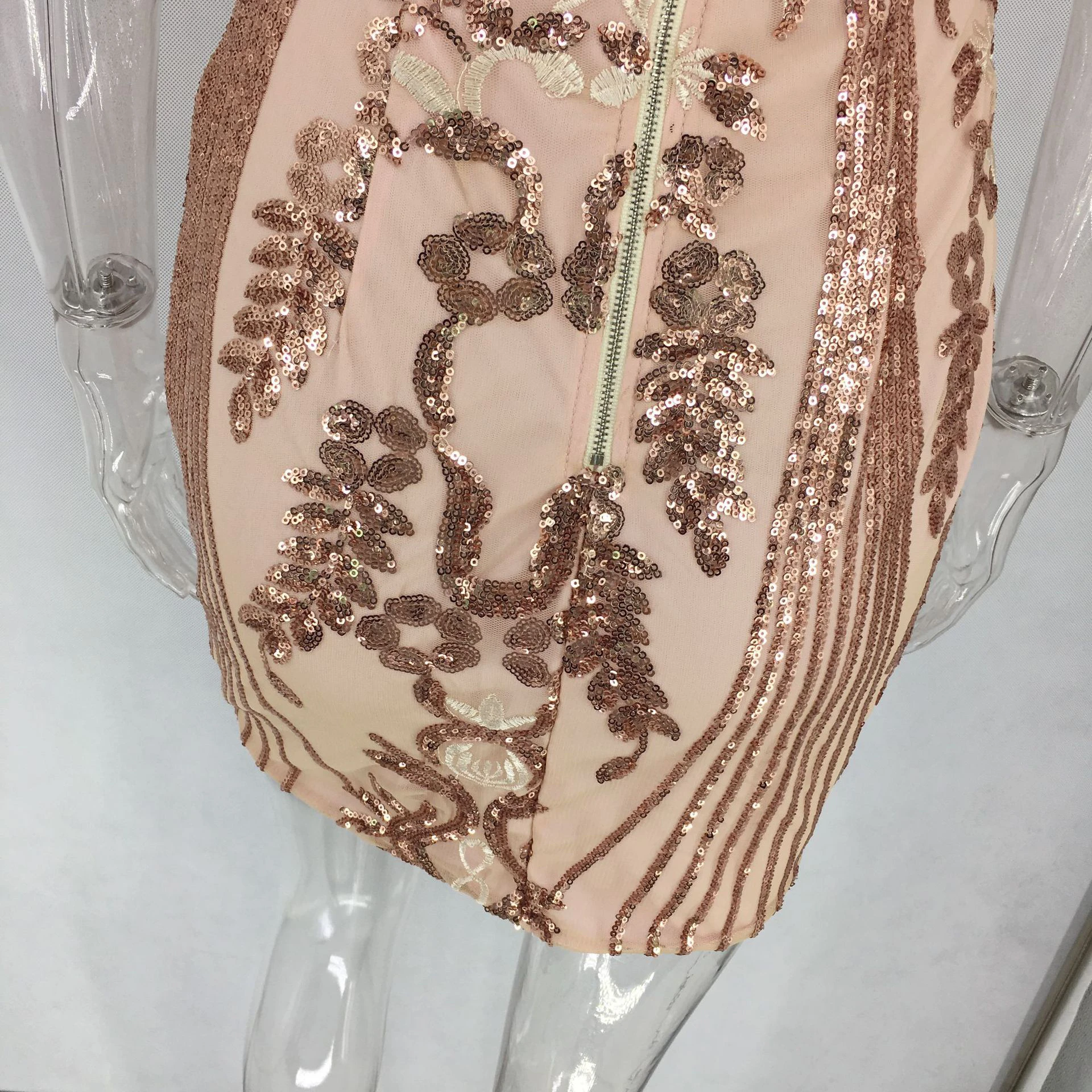 

Mesh stitching sexy sequined halter dress