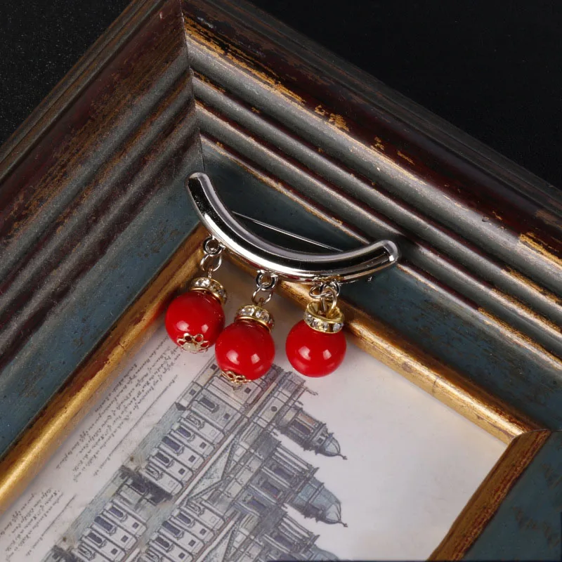 Простая металлическая брошь с красным жемчугом и подвеской булавки для пальто
