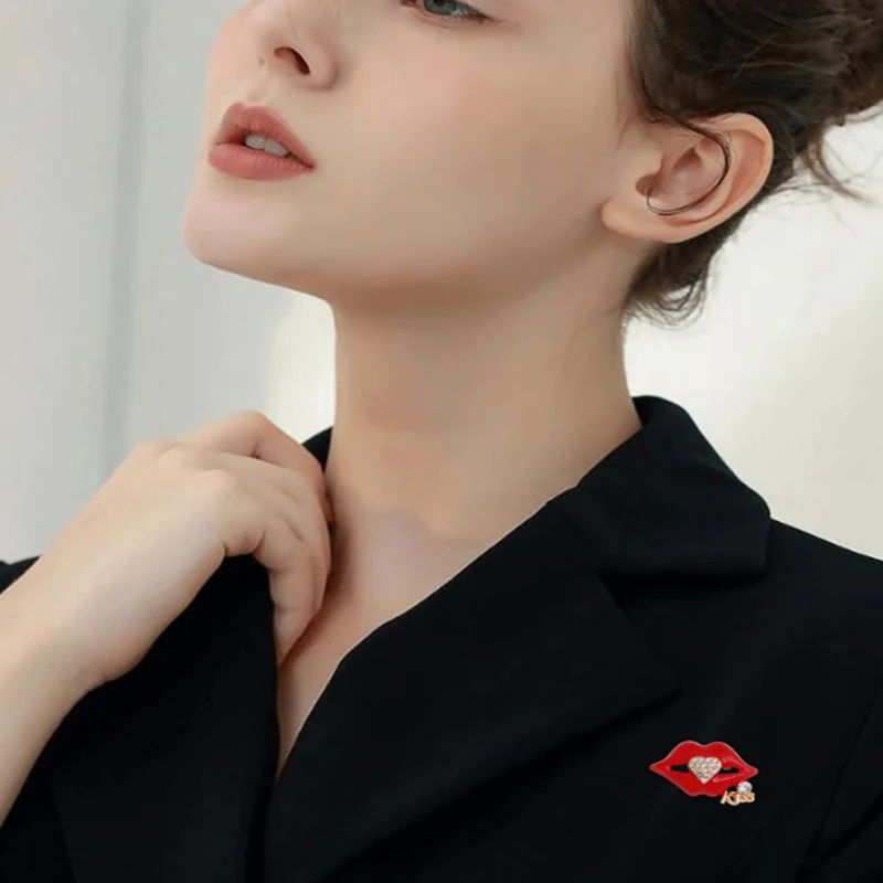 1 шт. красного цвета Стразы губы броши для женщин модная сексуальная брошь в виде