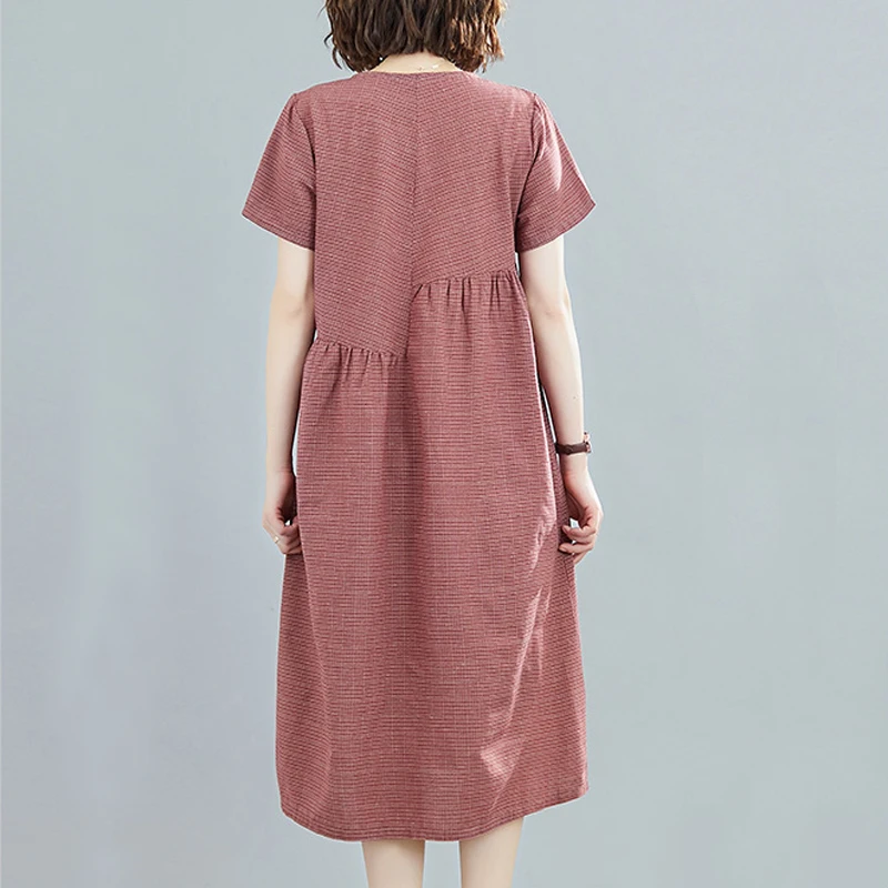 Женское длинное свободное платье в клетку с круглым вырезом и коротким рукавом |