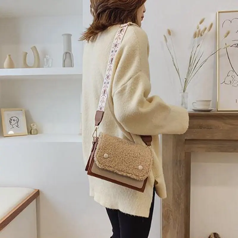 

Lamb wool shoulder bag 2020 winter new crossbody bag fashion wild small square bag plush female bag mobile phone bag wallet