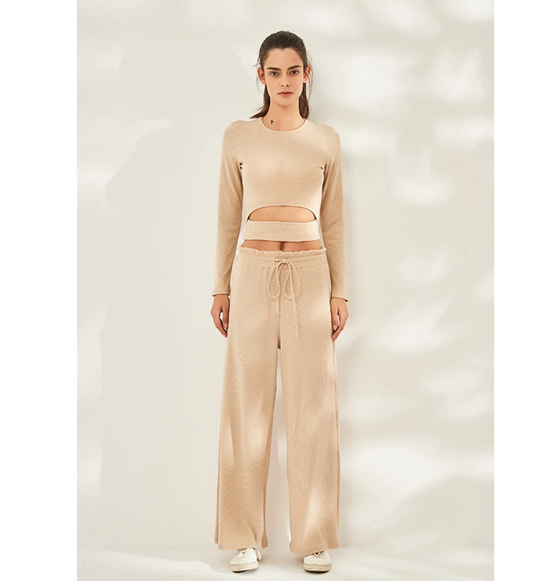 Женская спортивная рубашка телесного цвета с длинными рукавами в рубчик для