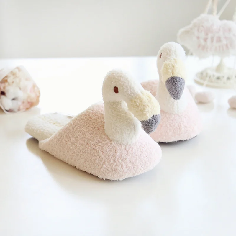 Тапки женские зимние с мультяшным принтом мягкие Нескользящие тапочки фламинго