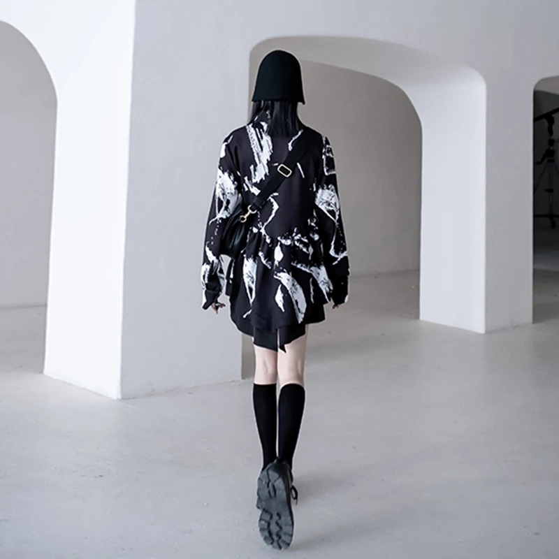 

[EAM] Women Irregular Pattern Print Black Long Blouse New Lapel Long Sleeve Loose Shirt Fashion Spring Autumn 2021 1DD4902