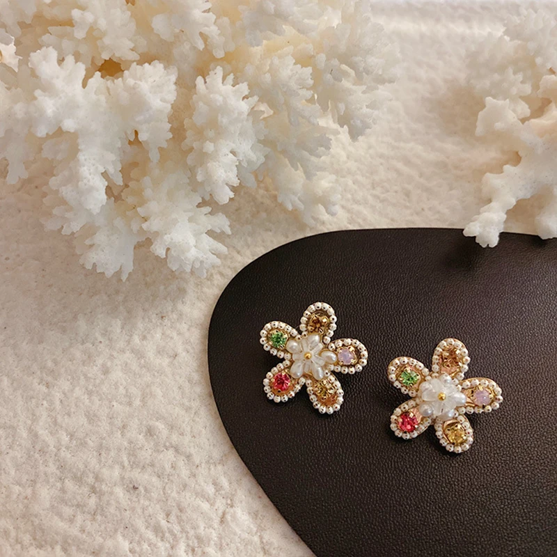 

Korean Handmade Beads Colorful Crystal Simulated Pearl Stud Earrings For Women Shiny Fashion Jewelry Flower Brincos 2020