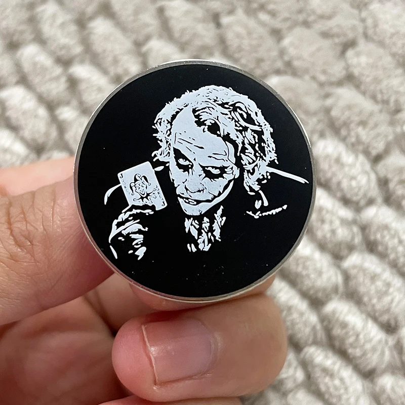 Эмалированная заколка Heath Ledger Joker Dark рыцарская брошь значок злодей из фильма |