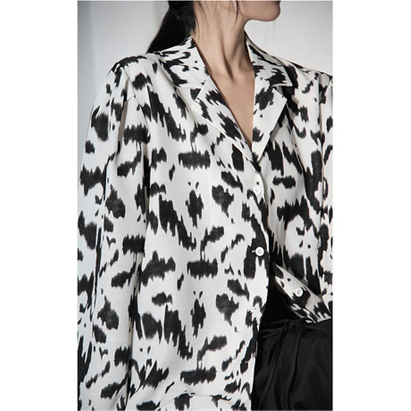 

2020 Autumn new leopard print black and white design sense niche tops sunscreen long sleeve shirt square collar loose women's