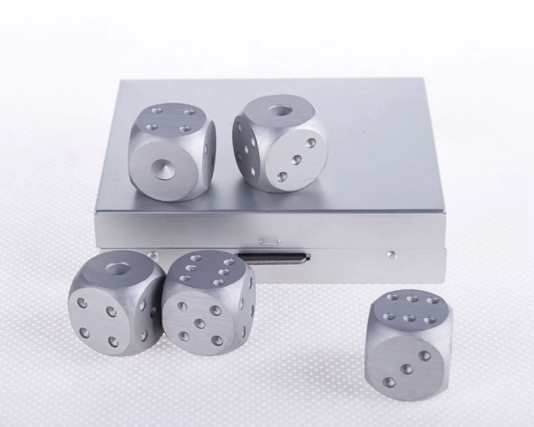 5 шт. алюминиевые гравированные твердые металлические кости с футляром