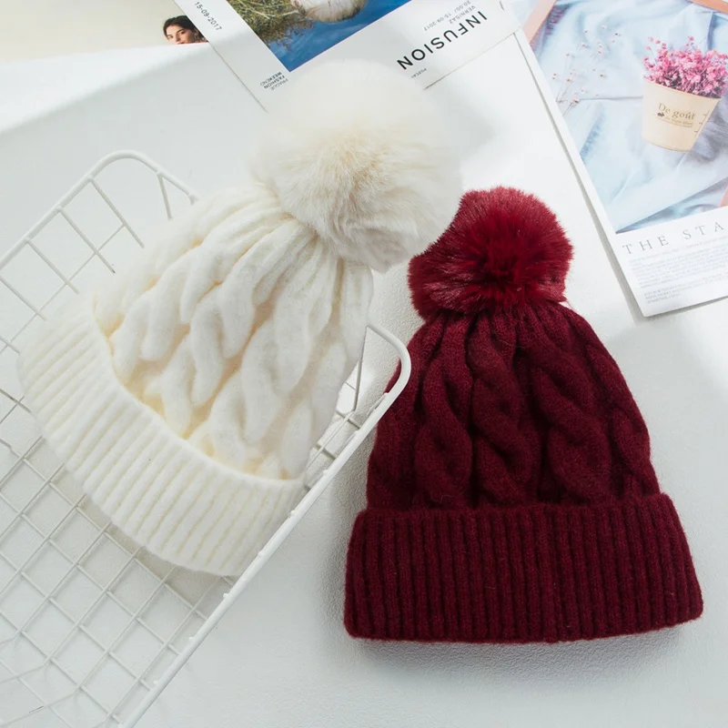 Бархатная сохраняющая тепло однотонная ОБЖИМНАЯ шапка с помпоном Женская