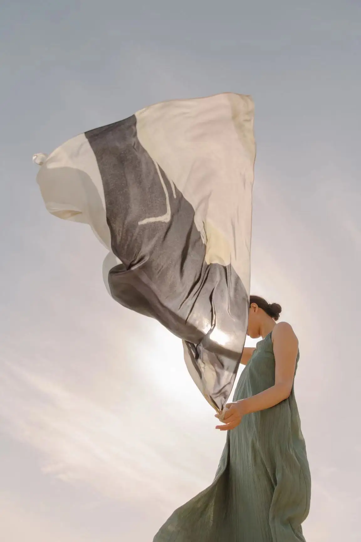 

2021 Spring Fashion Thin Style Luxury High Quality Twill Silk Scarf Muslim Mulberry Silk Fashion Ladies Headband Scarf 90*90cm