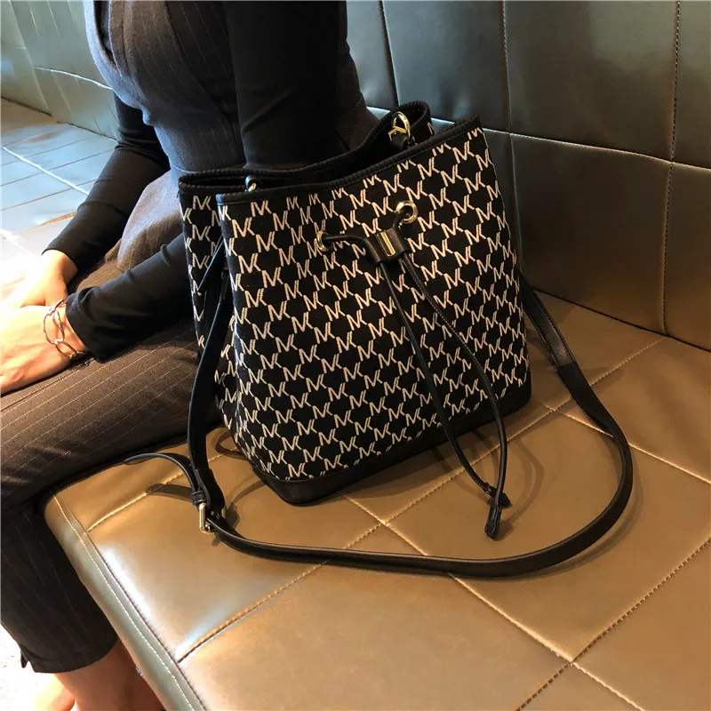 

Genuine Leather Shoulder Bucket Bags 2021 Fashionable Letter Printing Purses and Handbags Simple Large-capacity Messenger Bag Gg