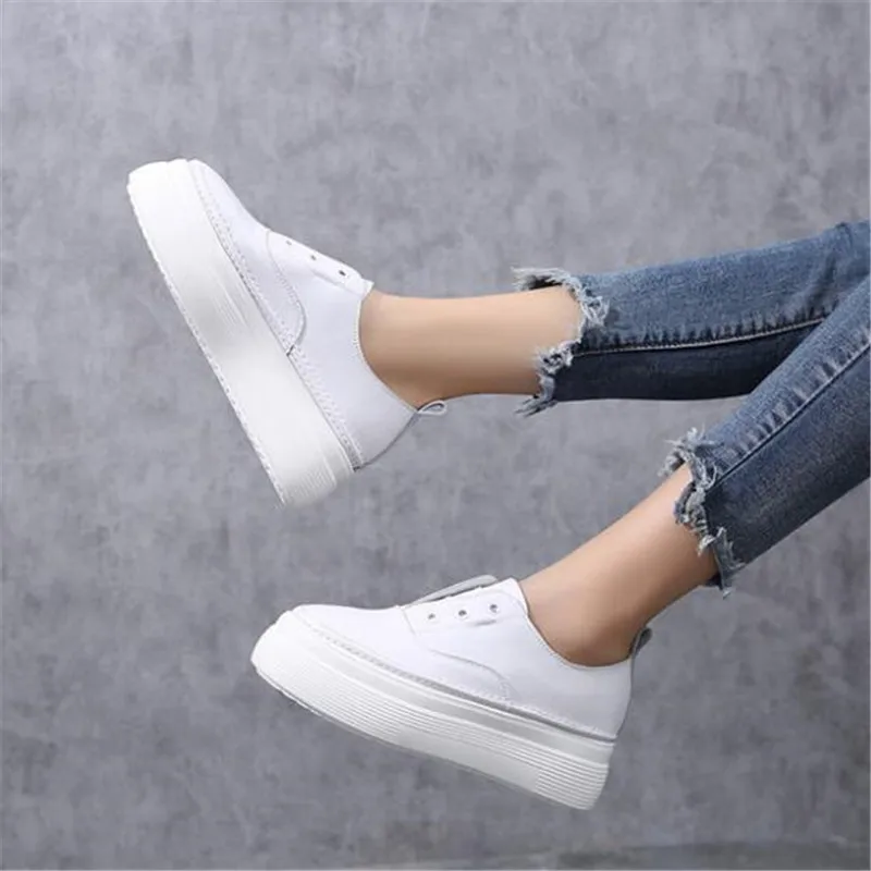 Женские кроссовки из натуральной кожи Белые Повседневные на толстой подошве