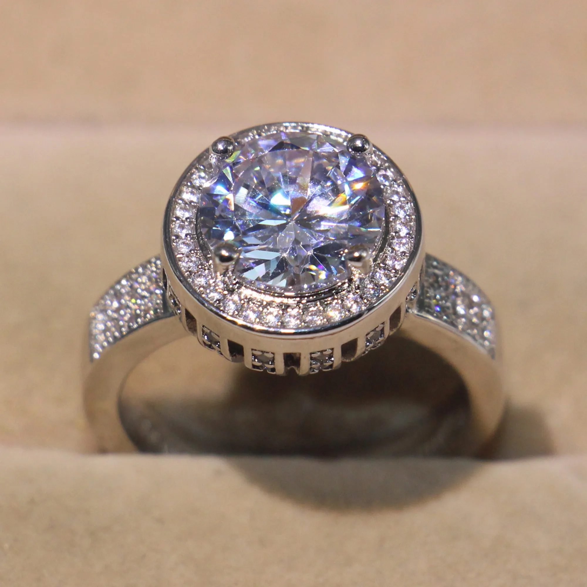 Женское кольцо из серебра 925 пробы с фианитами круглой огранки размеры 5-10 |