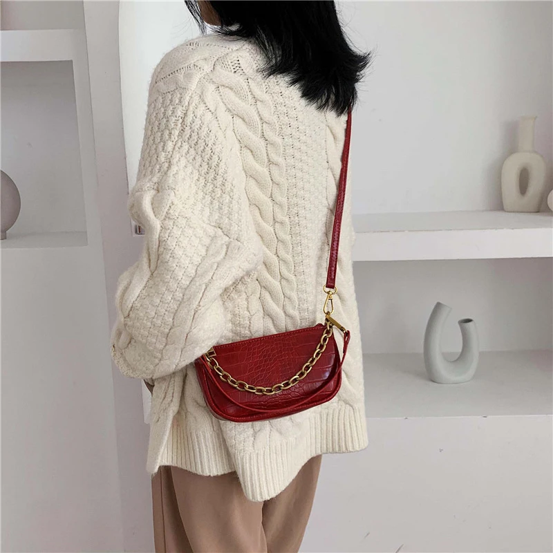 Женская винтажная сумка багет кожаная женская через плечо с крокодиловым узором