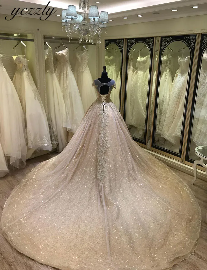 Роскошное блестящее бальное платье свадебное с кружевом и бисером рукавами