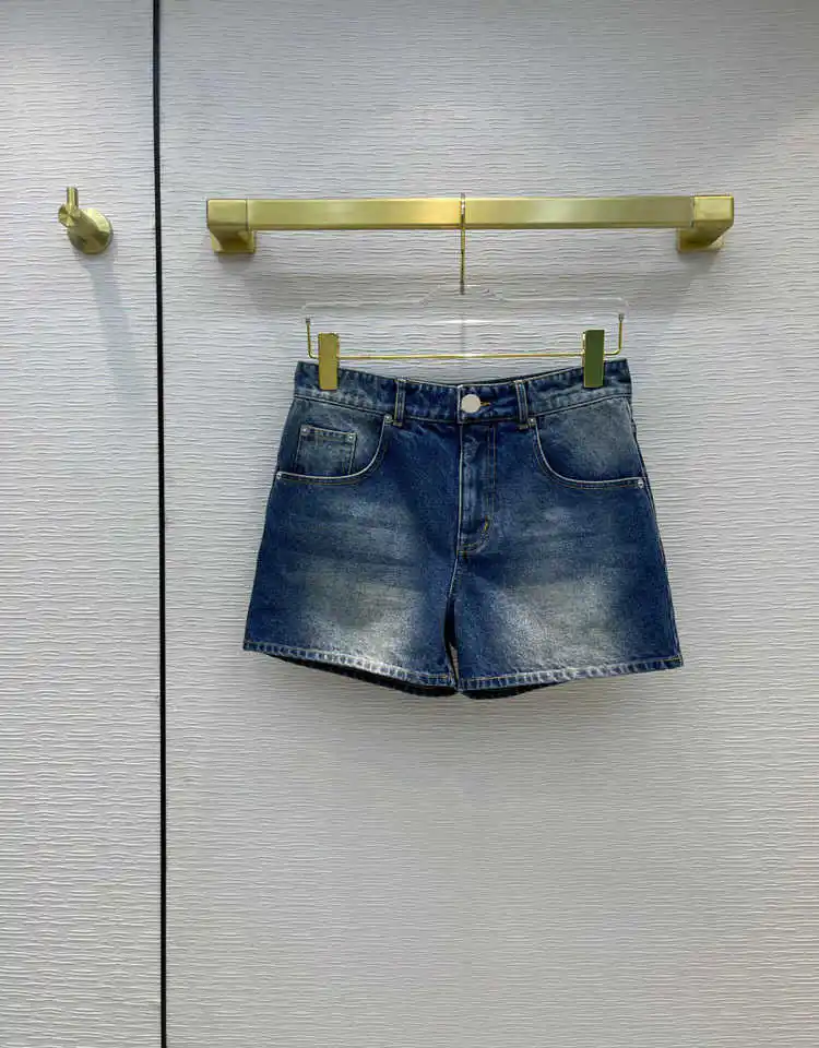 

Модные Классические Отбеленные джинсовые шорты для женщин, Новинка лета 2021, повседневные стильные джинсовые шорты с высокой талией, роскош...
