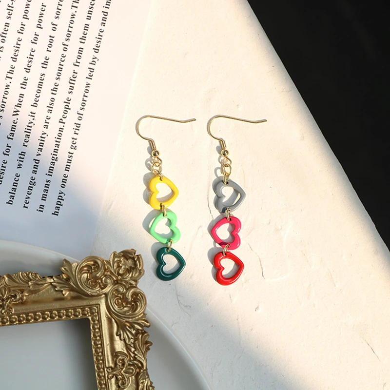 

Милые красочные серьги в форме сердца для женщин, зимняя Асимметричная бижутерия для свиданий, подарок другу, серьги-гвоздики, корейские мо...