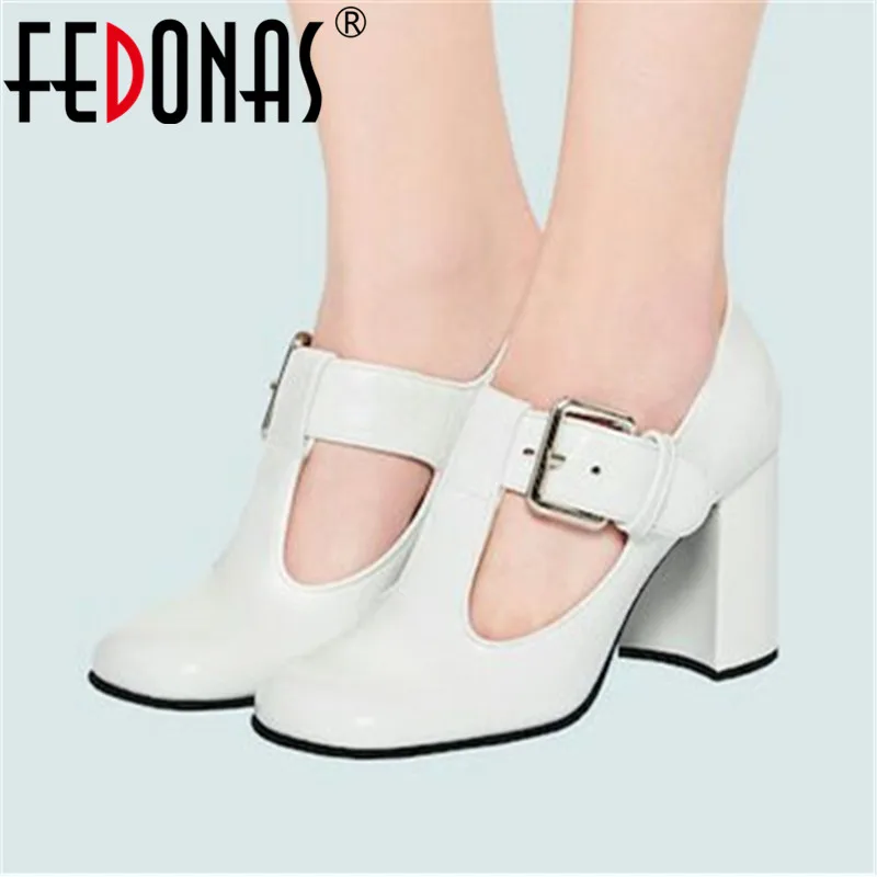 

FEDONAS/туфли с металлической пряжкой в стиле панк для женщин; Туфли-лодочки из натуральной кожи на высоком каблуке для женщин; Коллекция 2021 год...