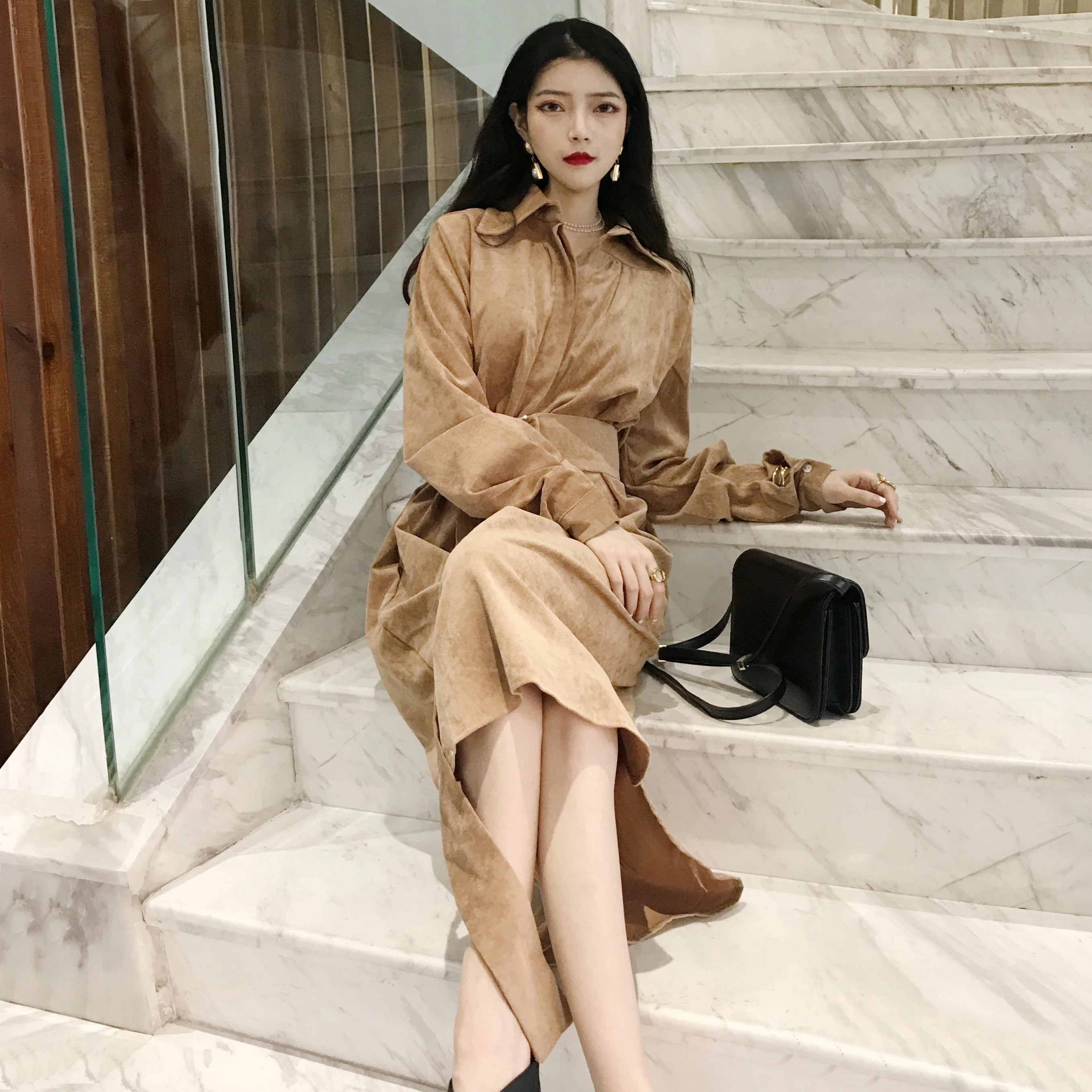 Платье женское вельветовое с отложным воротником приталенное длинное