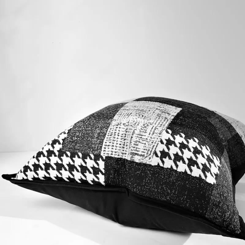Черно-белая Подушка с рисунком гусиные лапки