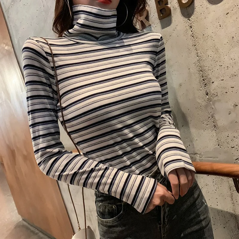 Женская футболка с высоким воротником полосатым принтом контрастных цветов