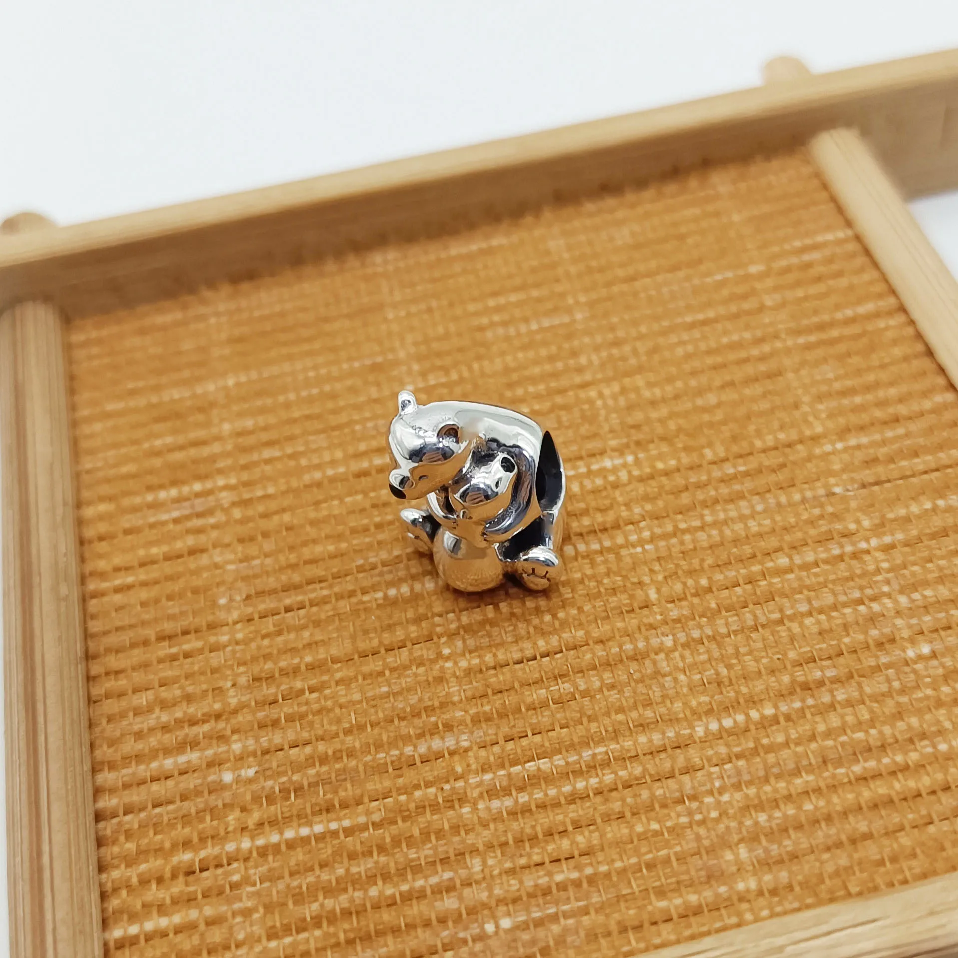 

2021 Winter Jewelry Christmas Gift Hugging Polar Bears Charm