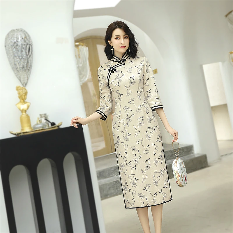 Традиционное дизайнерское китайское платье Ципао с длинными рукавами бежевое