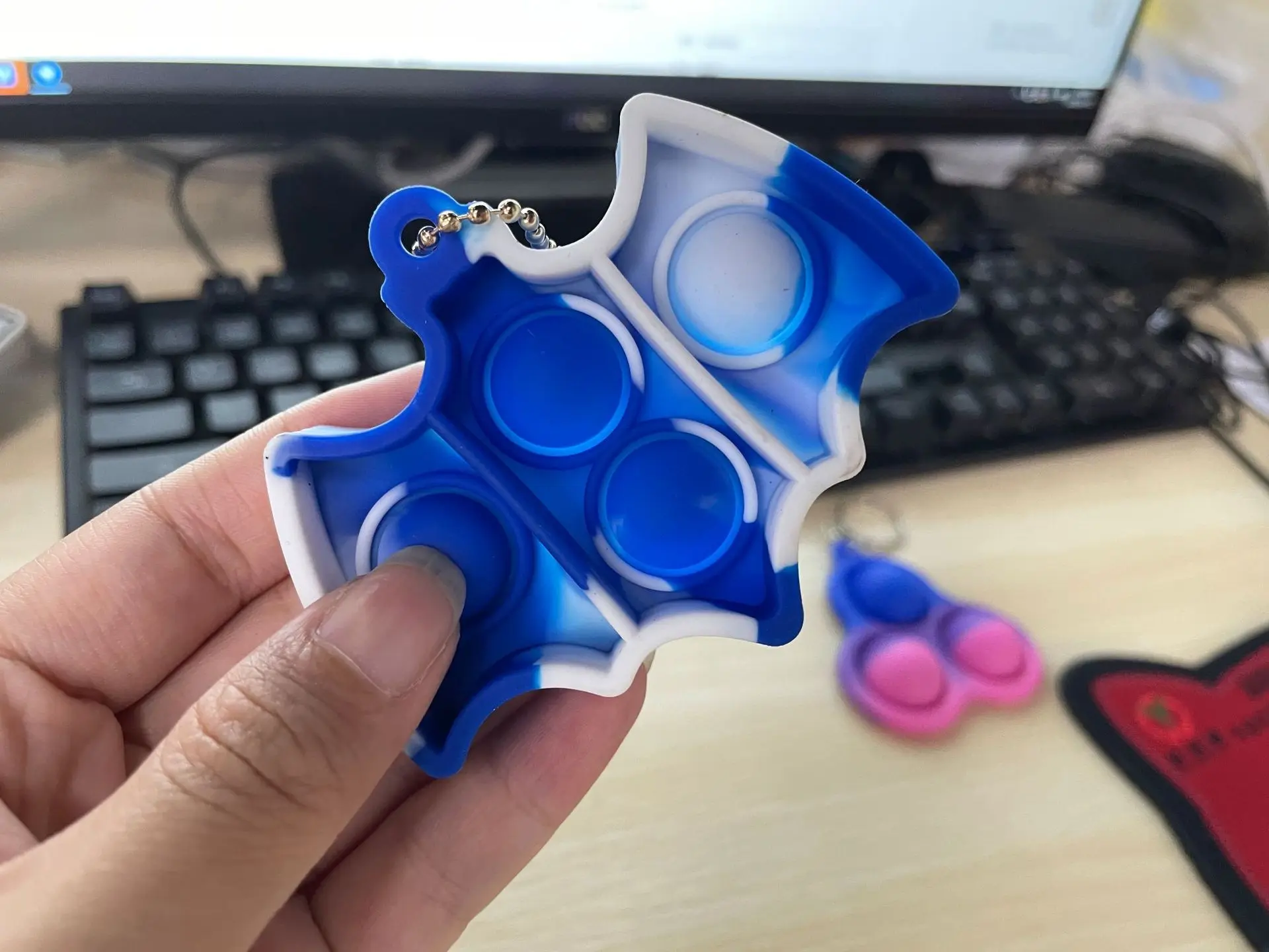 Mini llavero de murci&eacute;lago para ni&ntilde;os, juguete antiestr&eacute;s, Simple, hoyuelos, Burbuja de empuje, de descompresi&oacute;n, juguete de burbujas de realce-2