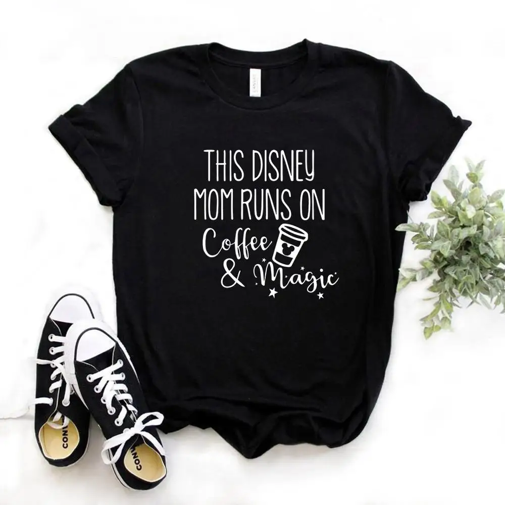 

Женская футболка с надписью «This Mom Runs On Coffee Magic», Женская свободная футболка с коротким рукавом и круглым вырезом, Женская Повседневная футбо...