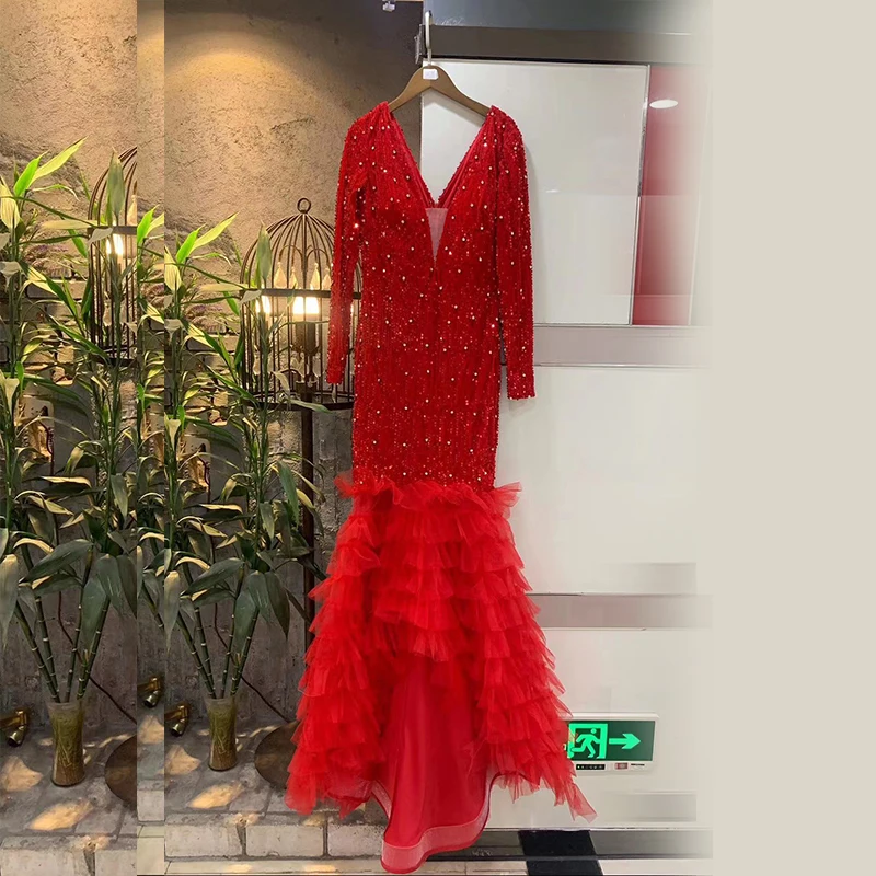 Роскошное красное вечернее платье с длинным рукавом украшенное стразами и