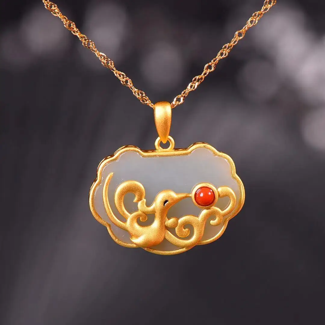 

Натуральный 925 инкрустированный Hetian Jade Plane Ruyi замок с южным красным кулоном