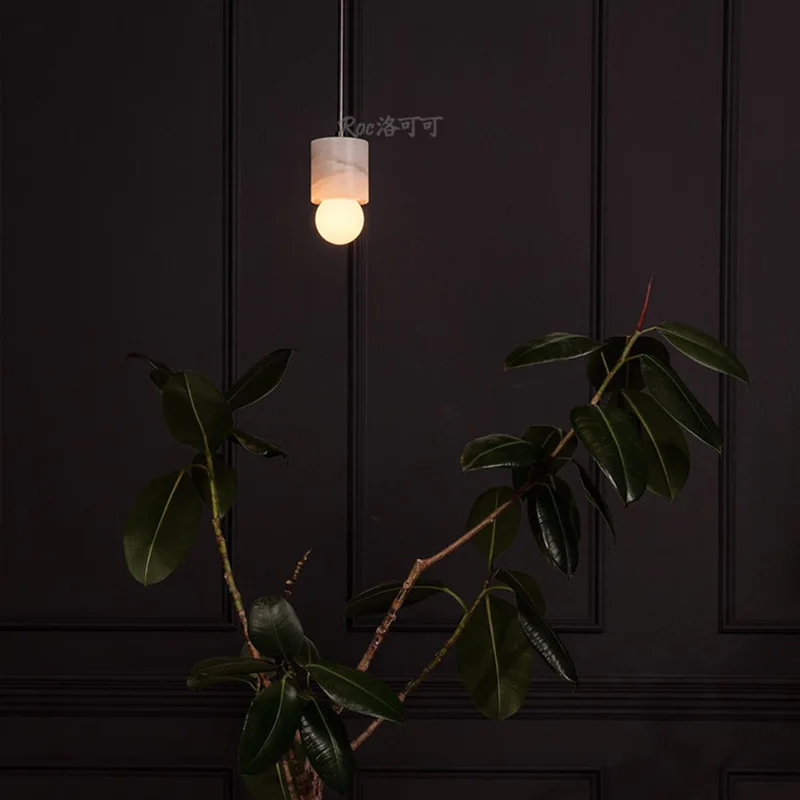 Люстра с одной головкой из натурального мрамора в скандинавском стиле маленькая