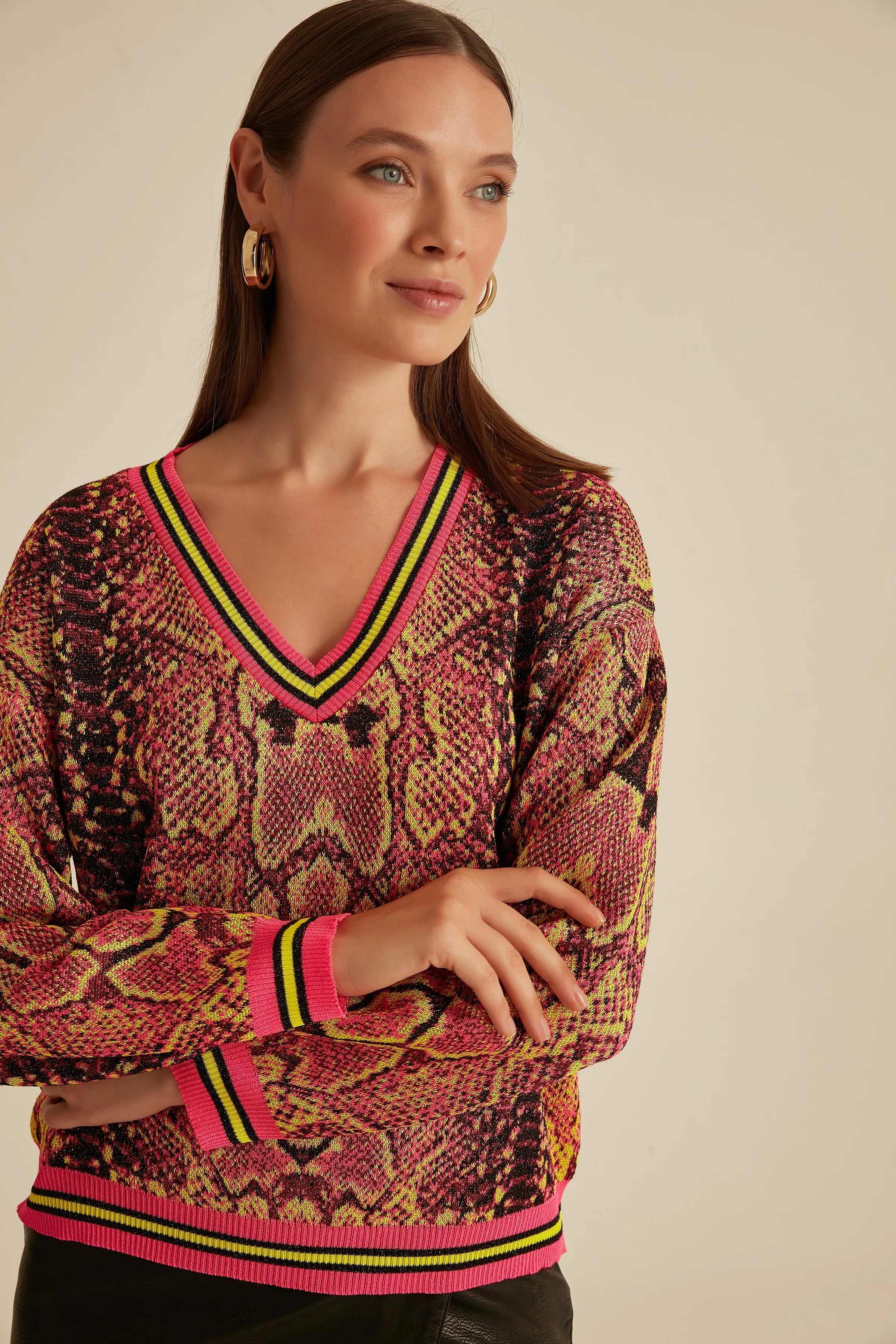 Змеиный узор v образным вырезом неоновый мульти свитер мульти| |