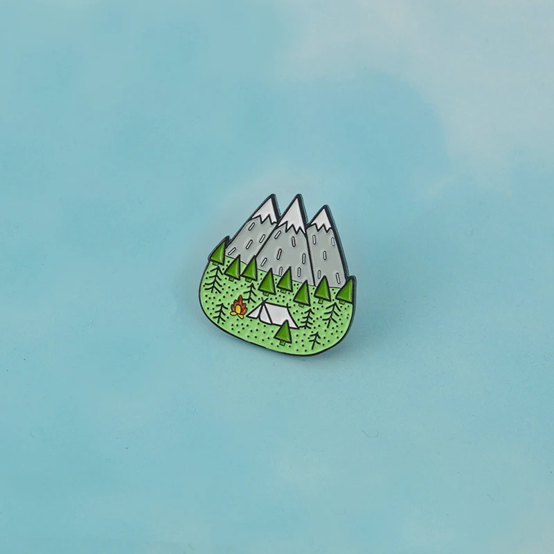 Брошь в виде палатки с изображением горы и леса|Броши| |