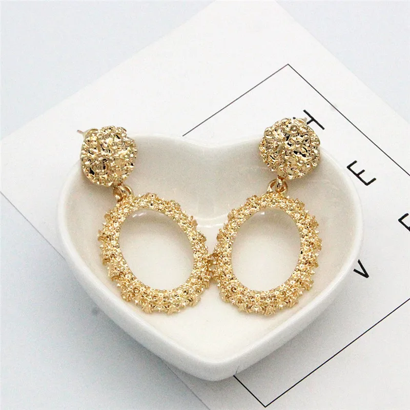 Большие индивидуальные металлические круглые серьги в европейском и