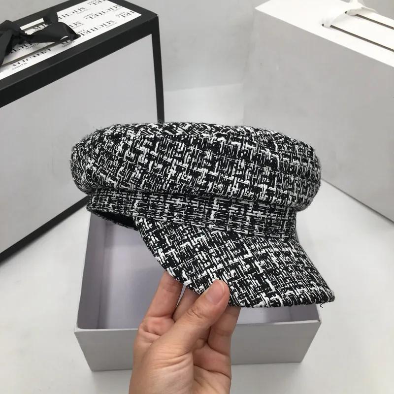 Шапка вязаная шапка светская женская новая зимняя черная и белая маленькая милая
