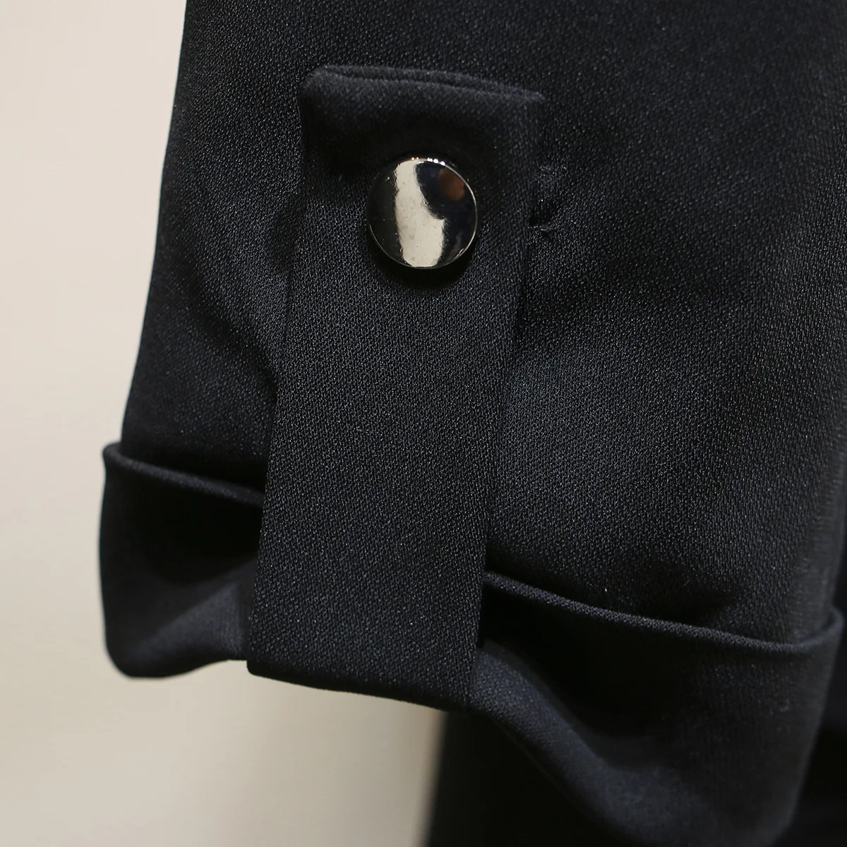 Женский пиджак с манжетами на рукавах весна 2020 однотонный тонкий деловой офисный