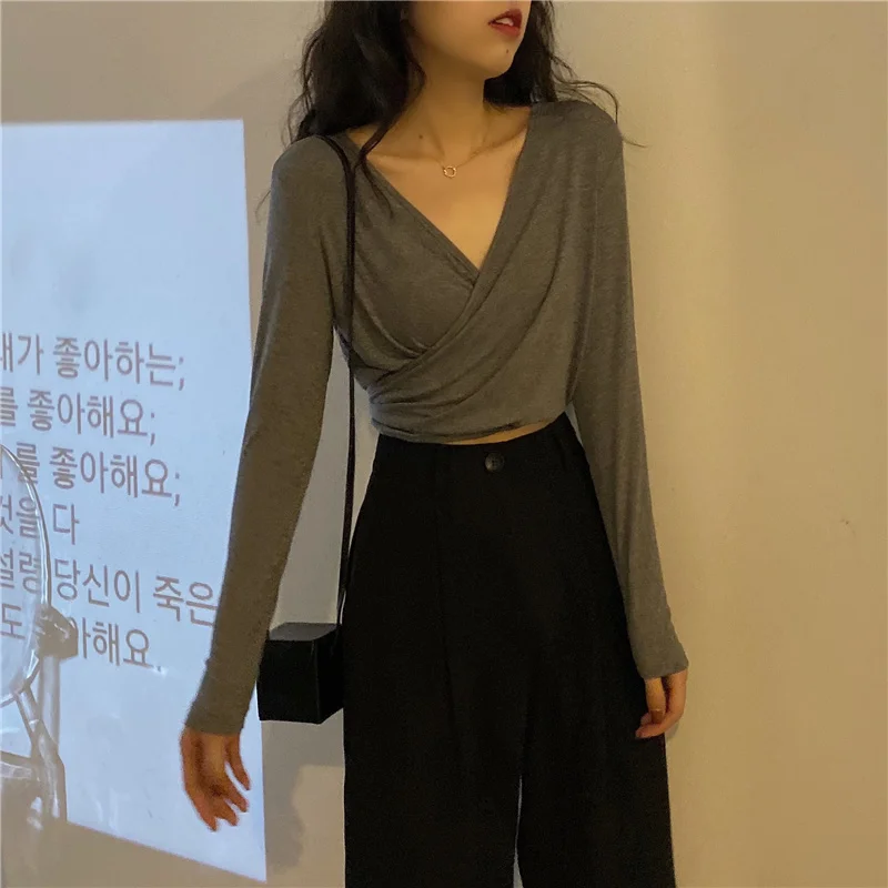 

Женская короткая футболка с V-образным вырезом и длинным рукавом